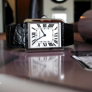 The Cartier Tank W5200003 and W5200005 models were released simultaneously as a couple's watch set in large and small sizes. Following the previous replica design, they utilize genuine factory components to assemble a peerless clone, powered by an authentic imported Swiss quartz movement that rivals the genuine article in every detail. The Cartier Tank Solo awaits the discerning appreciation of watch enthusiasts.【Case】 The square case conceals intricate craftsmanship. Achieving the perfect interplay of rounded and sharp corners demands exceptional skill. Each finished piece embodies the watchmaker's relentless pursuit of perfection through patience and perseverance.【Exquisite Details】Bullet-shaped spinel stones, silver-plated pearlescent dials, and blued steel hands—all sourced from original accessory manufacturers. Combined with other components, the replica achieves unparalleled authenticity. 【Strap】Italian calfskin leather ensures exceptional comfort. Medium size dimensions: 34.8mm x 27.4mm. Small size dimensions: 31mm x 24.4mm. Watch enthusiasts are welcome to inquire and appreciate.